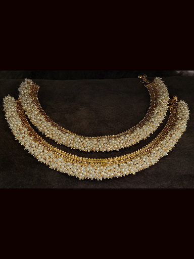 Broad Chain Dotted Anklets 