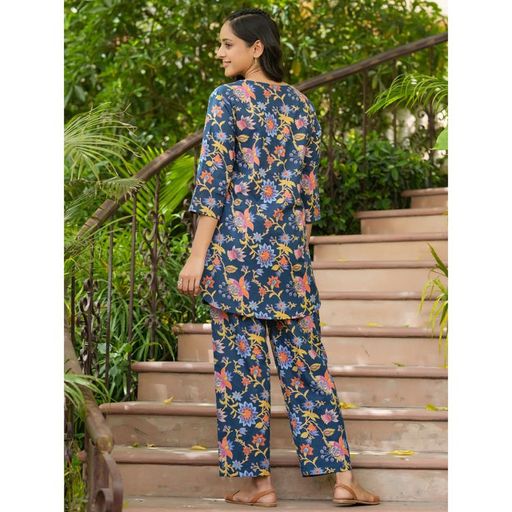 Elegant Floral Nightwear – Sleep in Style!