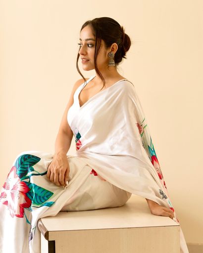 Elegant White Floral Printed Saree with Sleeveless Blouse