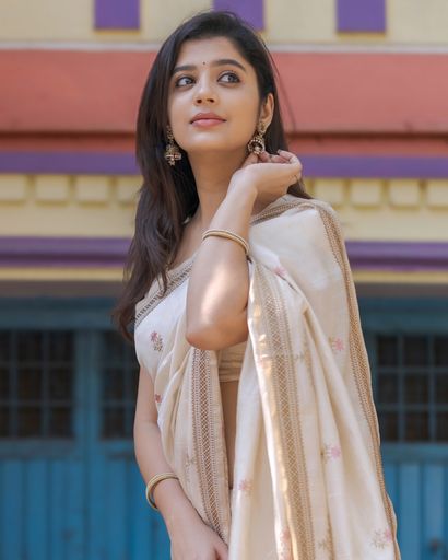 Elegant Off-White Saree with Floral Embroidery & Golden Border