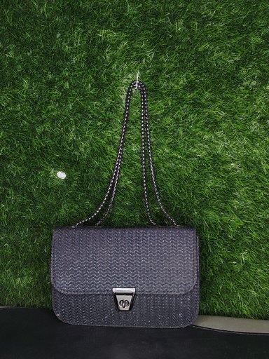 Black Textured Shoulder Bag for Women, Stylish Crossbody Purse with Chain Strap and Metal Clasp