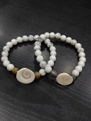 AuraCraft White Howlite Gemstone Beaded Bracelet with Conch Shell Charm.