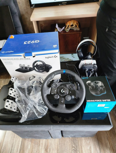 Logitech G923 Racing Wheel, Pedals and Shifter