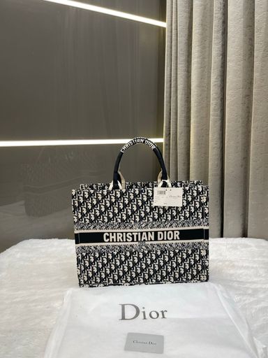 CLASSIC CHRISTIAN DIOR HANDBAG