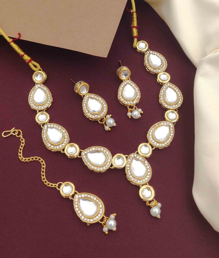 Exquisite Kundan Artisan Necklace Set