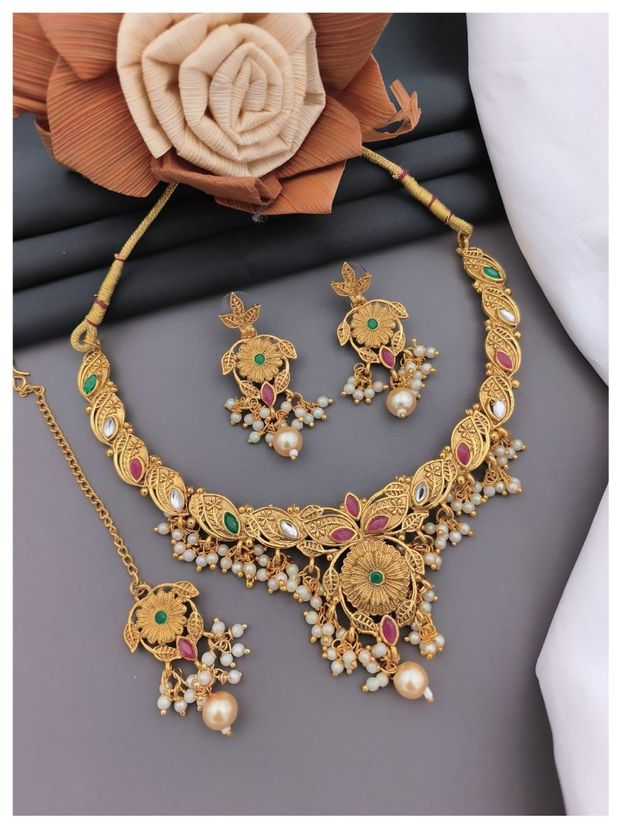 Vintage Pearl Embellished Necklace Set